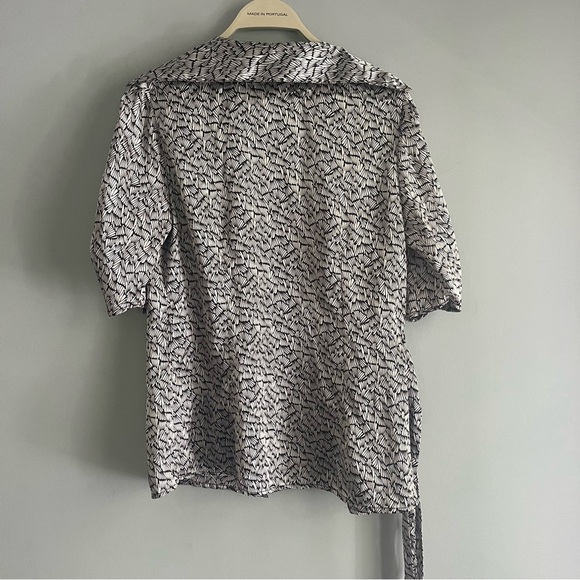 Women’s size Small satin medium sleeve button up with tie fun pattern Le Grange - Picture 3 of 6